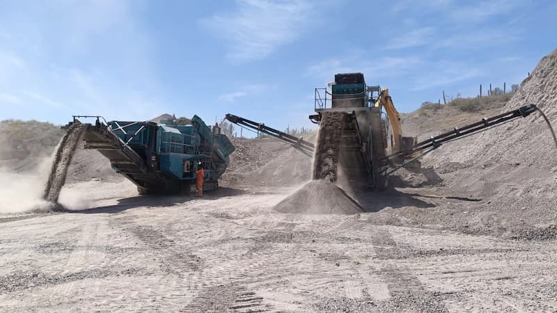 Cono y Criba powerscreen produciendo grava en banco de material