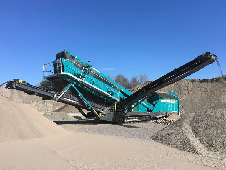 Cribadora Powerscreen Chieftain 2100X clasificando material pétreo en BCS
