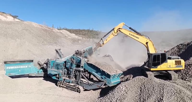 Excavadora, cono y criba trituradora procesando grava triturada en La Paz, BCS